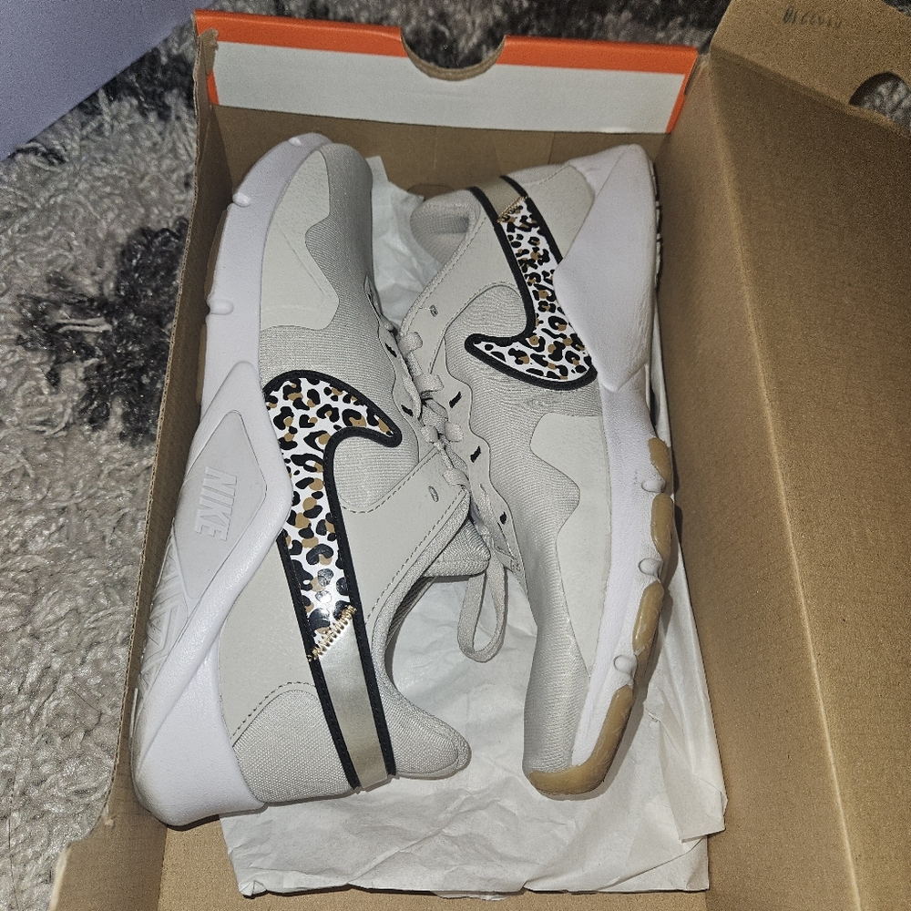 Nike - Picture 6 of 7